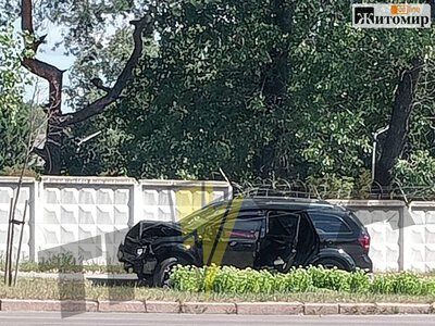У Житомирі на Офіцерській автівку після ДТП викинуло на узбіччя. ФОТО