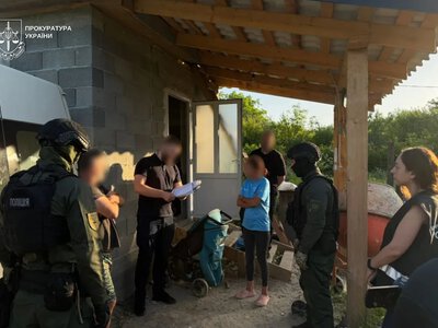 На Мукачівщині багатодітну матір обвинувачують у сексуальній експлуатації малолітньої доньки