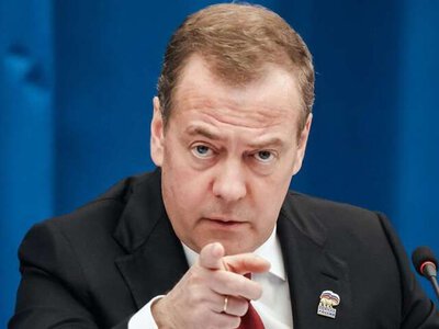 Медведєв побачив проблему в головах росіян: партії Путіна наказав їх «виправляти»