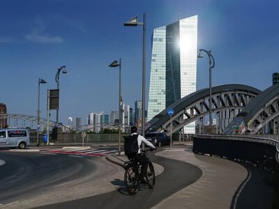 Європейська електроенергія різко подорожчала: рекордна спека та сонячне затемнення зірвали баланс ринку