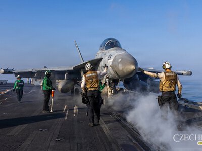 Кілька членів екіпажу авіаносця «Авраам Лінкольн» США намагалися стрибнути за борт через депресію