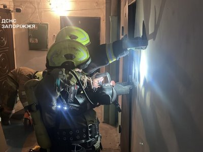 У Запоріжжі в багатоповерхівці спалахнула пожежа - вибратись живою жінці допомогли рятувальники