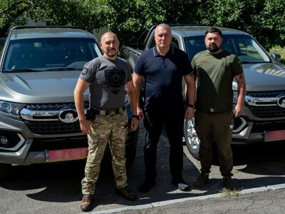 Військові Полтавщини отримали два повнопривідні пікапи від обласної військової адміністрації