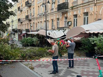 У Києві каштан впав на терасу відомого ресторану