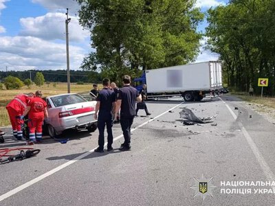Зіткнулися ВАЗ і вантажівка: у ДТП на Хмельниччині загинув житель Рівненщини