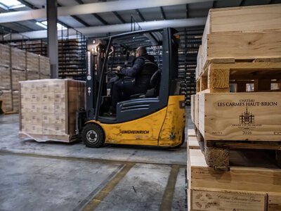 Склади під ударом: чому з магазинів зникають молочні продукти та сигарети і що це означає для покупців