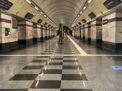 У Києві на одній зі станцій метро тестують новий спосіб розміщення пасажирів під час тривог