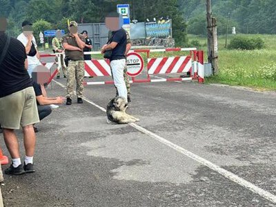 Майор нацгвардії віз трьох чоловіків до словацького кордону