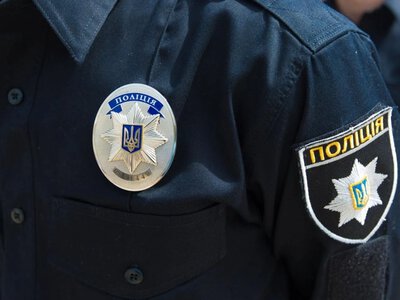Під Києвом чоловік сів за кермо позашляховика в автосалоні та погрожував вибухівкою