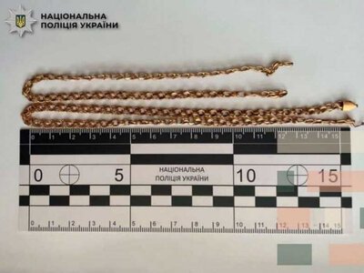 У Києві грабіжник зірвав із жінки золотий ланцюжок і втік – йому загрожує 10 років тюрми