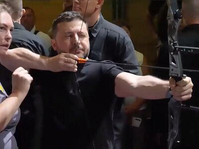 Зеленський показав, як стріляв із лука та піднімав штангу (відео)