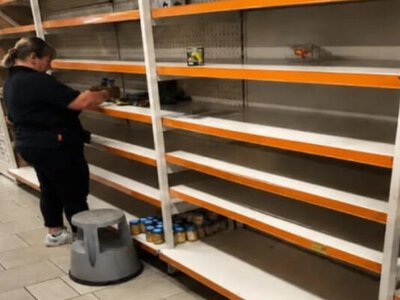 Порожні полиці в супермаркетах через обстріли: чи загрожує українцям дефіцит продуктів