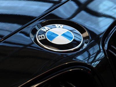 BMW створила електромобіль із 1700 сонячними елементами: він сам виробляє енергію для поїздок