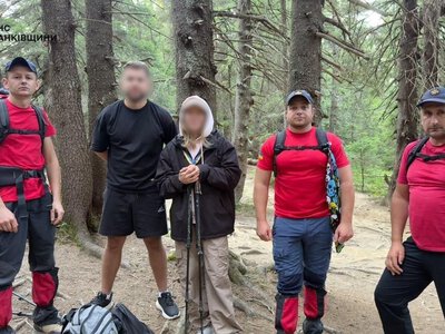 Туристці стало зле під час спуску з Говерли: її супроводили рятувальники