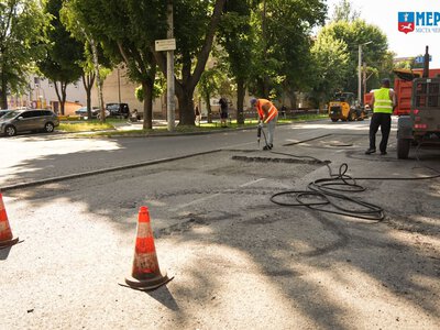Сьогодні на вулиці Захисників України у Черкасах проводять дорожні роботи