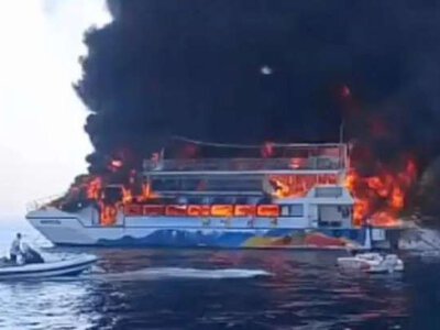 На узбережжі Егейського моря згоріло туристичне судно: 115 пасажирам довелося стрибати в море