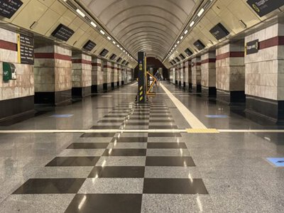 У Києві на станції метро Сирець впроваджують пілотний проєкт із зонування платформи під час роботи станції як укриття