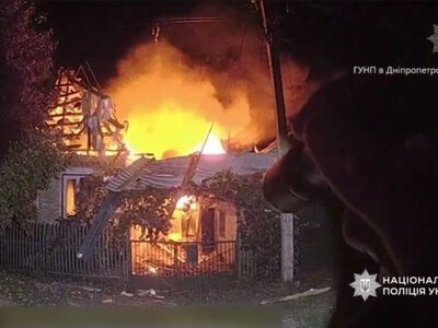 Втратили будинок і майно: правоохоронці Камʼянскього врятували літнє подружжя після ворожого обстрілу