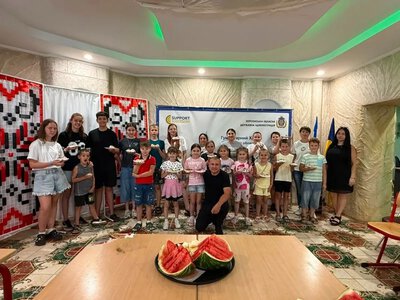 Діти з Херсонщини в Одесі прикрашали кекси та ласували кавунами