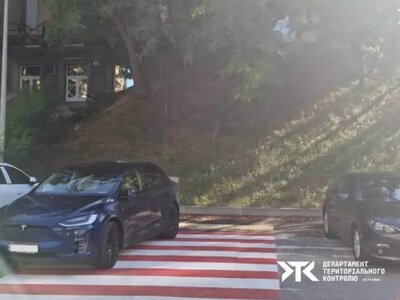 На Печерську евакуювали авто, припарковані на «зебрі»: водії отримали штрафи