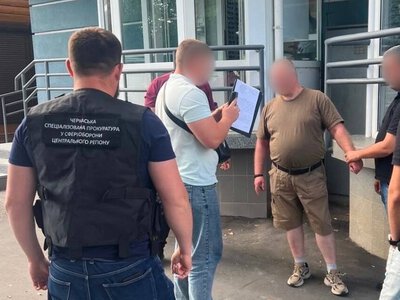 На Черкащині адвоката підозрюють у вимаганні $12 тис. за “вплив” на військових посадовців