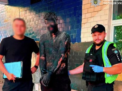 У Києві чоловік стрибнув у бочку смоли, щоб замаскуватися для пограбування магазину
