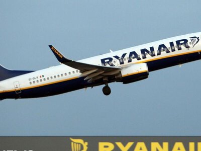 Уламки двигуна Ryanair вибили ілюмінатор — пасажира частково висмоктало назовні