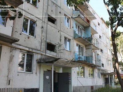 В Охтирці відновлюють пошкоджений ракетним обстрілом будинок на Київській, 103