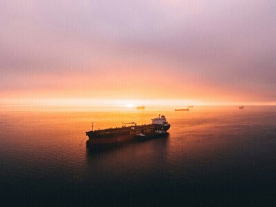 Нафтові танкери масово вимикають системи відстеження задля проходження Ормузької протоки