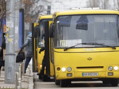 Готівка зникне з київських маршруток: коли пасажири зможуть платити карткою
