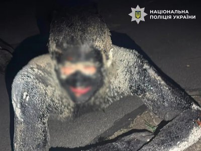 Чоловік у Києві стрибнув у смолу, щоб пограбувати супермаркет, його відмивали 5 годин