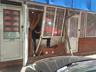 У центрі Миколаєва Mazda в'їхала у торговий павільйон – постраждала жінка
