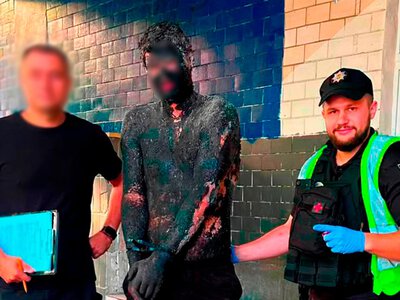 Хотів бути непомітним у темряві. У Києві чоловік стрибнув у бочку зі смолою, щоб пограбувати крамницю, — його відмивали 5 годин