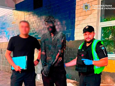 Курйозне пограбування у Києві: злодій застряг у смолі