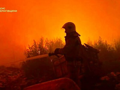 Другу добу ліквідовують масштабну пожежу сміттєзвалища поблизу села на Чернігівщині