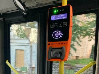 Валідатори в маршрутках Києва: коли з’явиться безготівкова оплата
