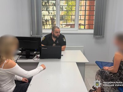 Дівчина тримала однолітку за руки, поки інша била: в Одесі поліція розслідує дві підліткові бійки