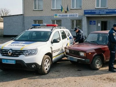 У Шацьку водій, позбавлений прав, умисно врізався у поліцейську машину