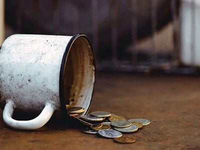 Майже половина українців за межею бідності: кількість мільйонних податкових декларацій стрімко зростає