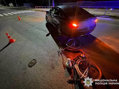 У центрі Узина водій Hyundai збив велосипедистку та наїхав на неї заднім ходом