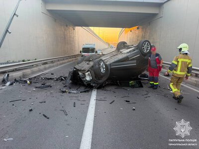 У Тернополі на Гаївському мосту автомобіль злетів з дороги: є травмовані