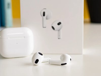 Apple може випустити AirPods із камерами вже цієї осені — Bloomberg