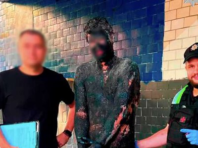 Чоловік стрибнув у бочку зі смолою, щоб пограбувати крамницю
