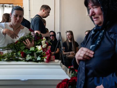 У Києві попрощалися з родиною, яка загинула через удар рф у Пухівці