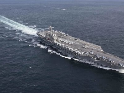 Виснажені моряки з авіаносця США біля Ірану кидалися за борт. Трамп відкидає занепокоєння — медіа