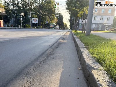 У Житомирі на центральній вулиці почав псуватися новий асфальт. ФОТО