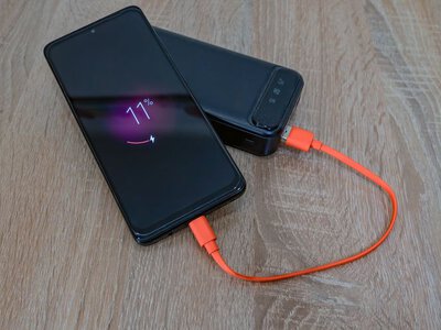Повербанк може нашкодити смартфону: чому не варто заряджати ним постійно