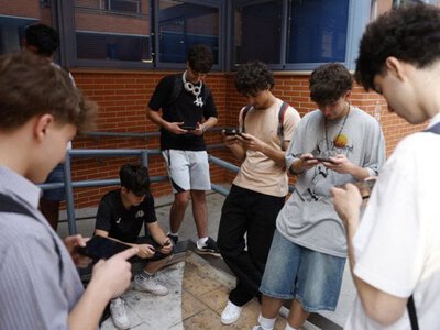 Більшість чехів підтримують заборону телефонів у школах і соцмереж для дітей