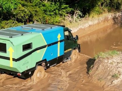 У Німеччині створили нестандартний позашляховий автодім-трансформер для двох (ВІДЕО)