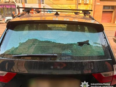 У центрі Києва чоловік відкрив вогонь по автівці через сварку: деталі